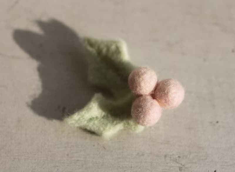 羊毛氈冬青別針 雪白粉 聖誕禮物 交換禮物 現貨款 可直接下標
