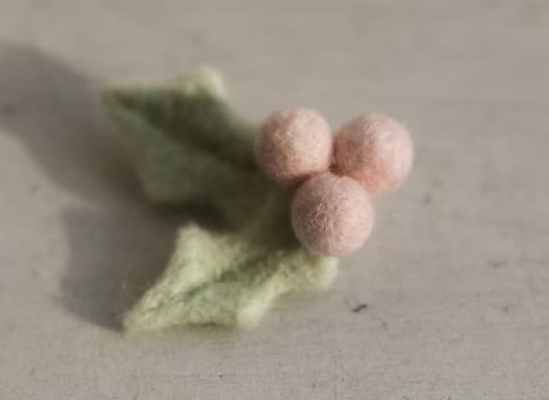 羊毛氈冬青別針 雪白粉 聖誕禮物 交換禮物 現貨款 可直接下標