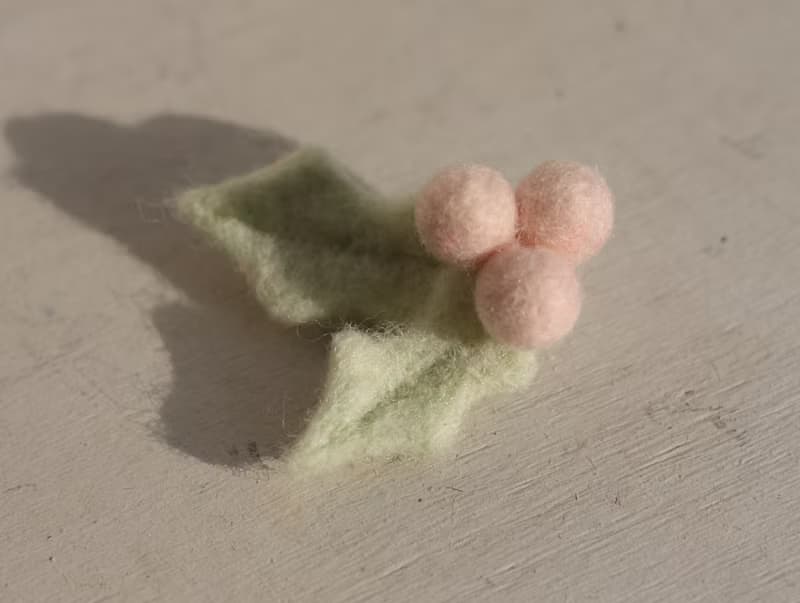 羊毛氈冬青別針 雪白粉 聖誕禮物 交換禮物 現貨款 可直接下標