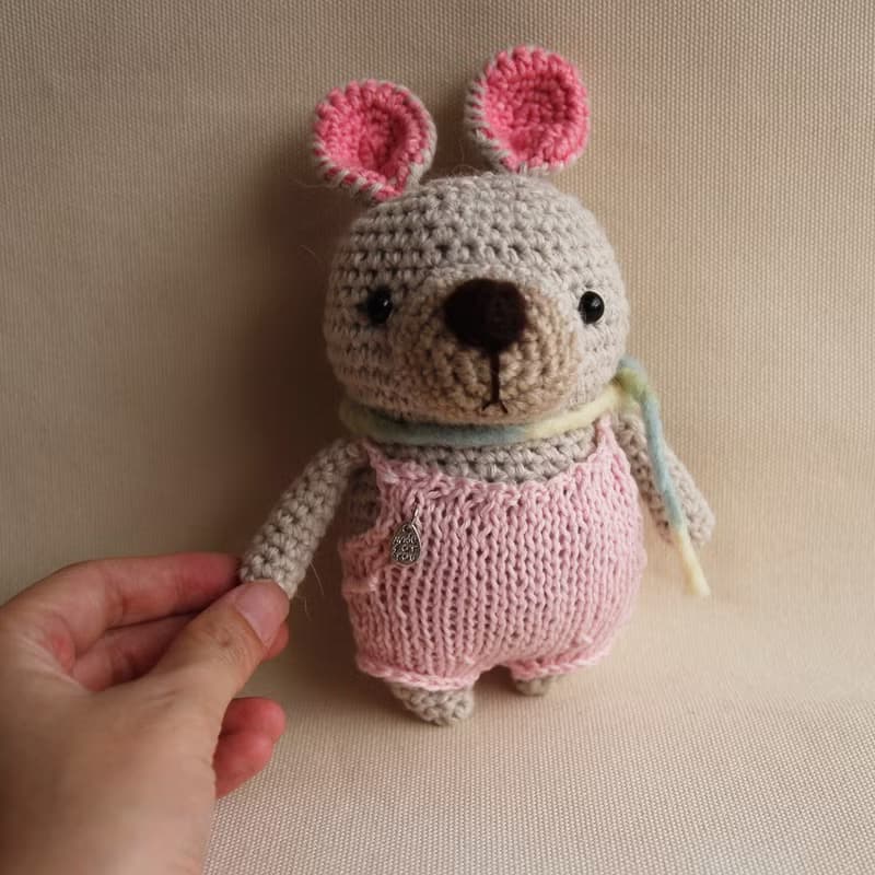 毛線娃娃動物 手作玩偶 羊毛氈 粉紅吊帶褲圍巾寵物 淺棕色小兔