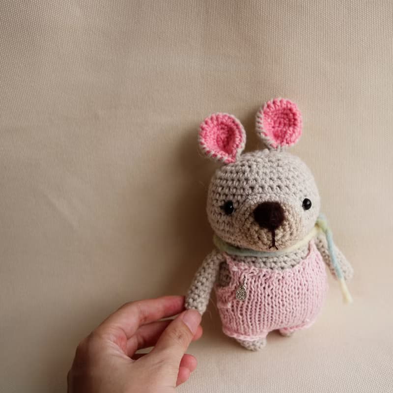毛線娃娃動物 手作玩偶 羊毛氈 粉紅吊帶褲圍巾寵物 淺棕色小兔