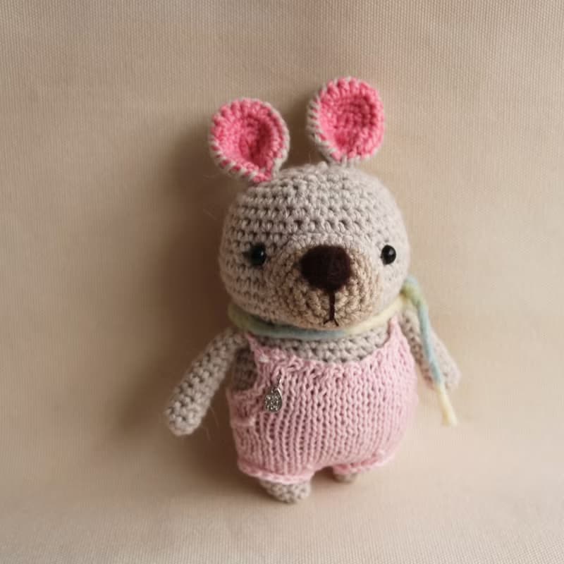 毛線娃娃動物 手作玩偶 羊毛氈 粉紅吊帶褲圍巾寵物 淺棕色小兔