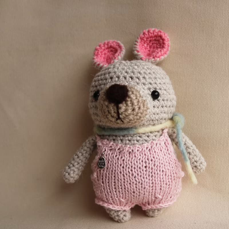 毛線娃娃動物 手作玩偶 羊毛氈 粉紅吊帶褲圍巾寵物 淺棕色小兔
