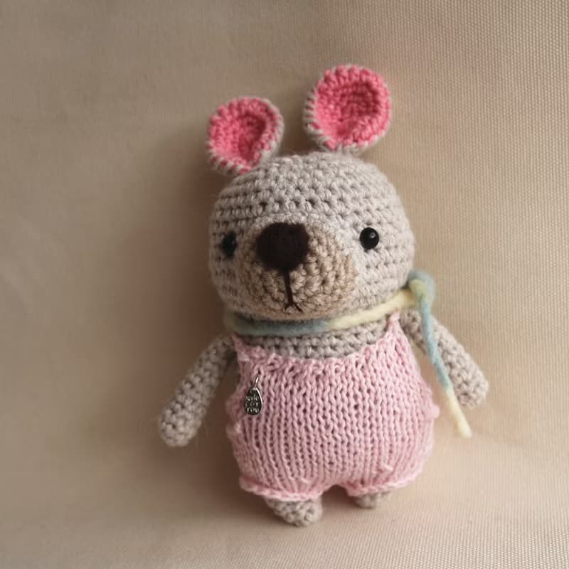 毛線娃娃動物 手作玩偶 羊毛氈 粉紅吊帶褲圍巾寵物 淺棕色小兔