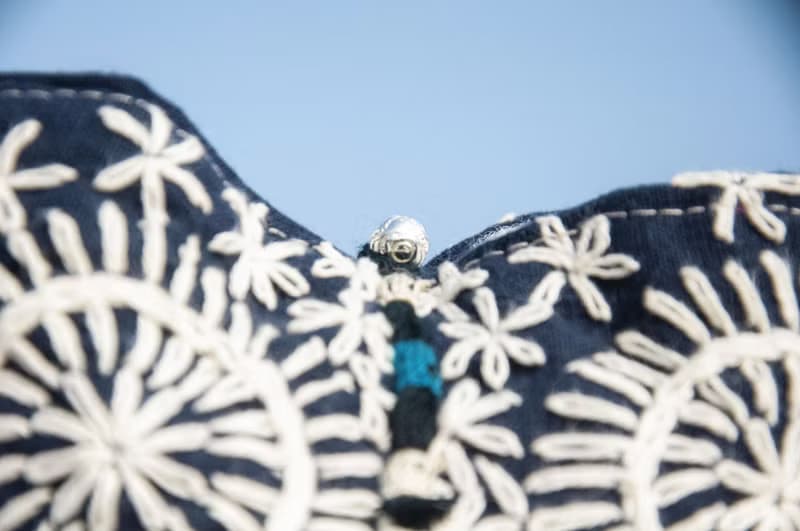 手縫純棉布側背包/刺繡斜背包/刺繡肩背包/indigo手縫藍染包-花朵
