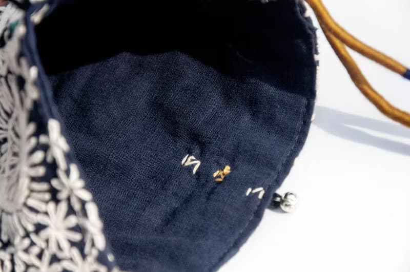 手縫純棉布側背包/刺繡斜背包/刺繡肩背包/indigo手縫藍染包-花朵