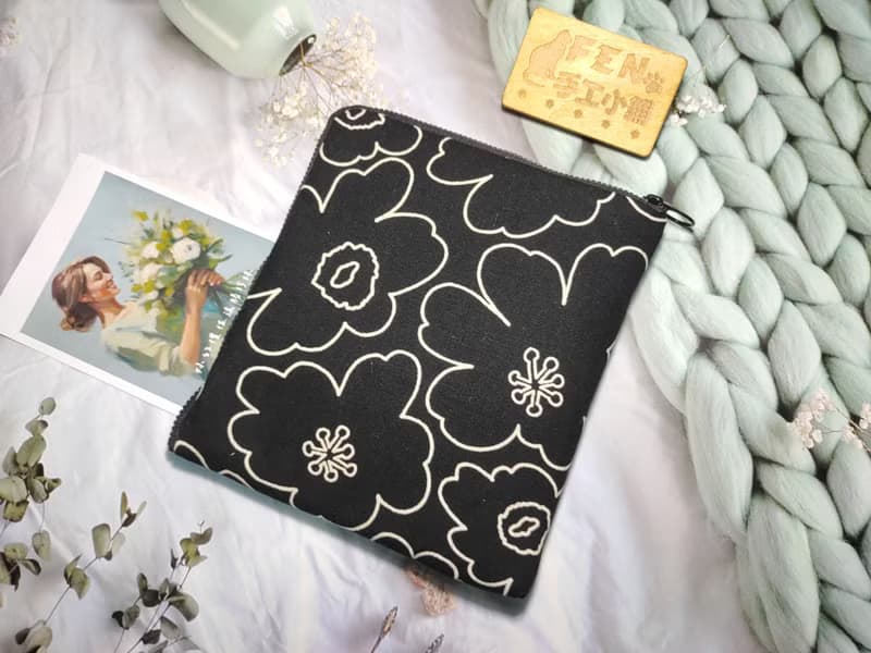 袋物系列-日本布北歐黑底白花罌粟花L型拉鍊袋鋪棉-電子書保護套