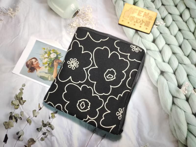 袋物系列-日本布北歐黑底白花罌粟花L型拉鍊袋鋪棉-電子書保護套