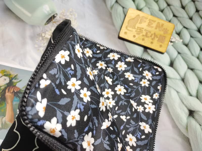 袋物系列-日本布北歐黑底白花罌粟花L型拉鍊袋鋪棉-電子書保護套