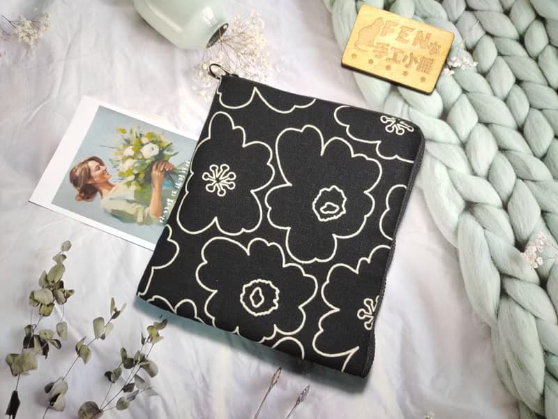 袋物系列-日本布北歐黑底白花罌粟花L型拉鍊袋鋪棉-電子書保護套