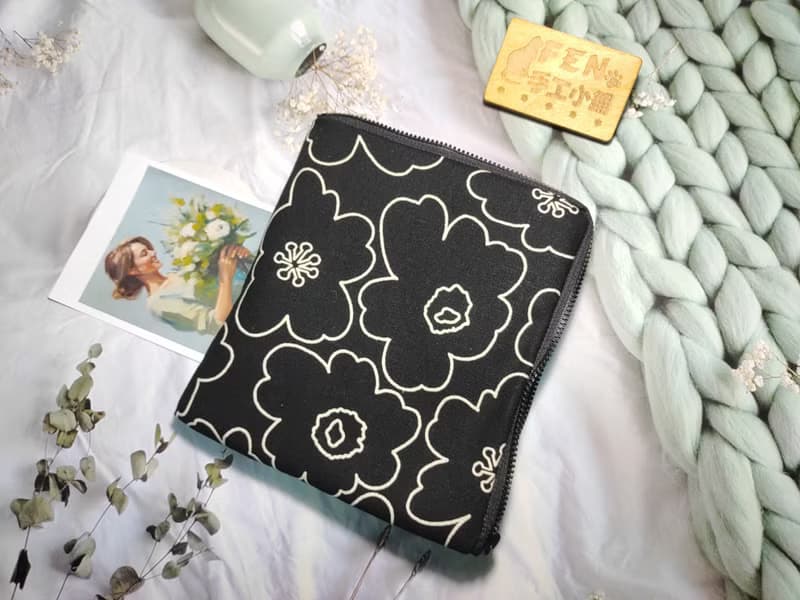 袋物系列-日本布北歐黑底白花罌粟花L型拉鍊袋鋪棉-電子書保護套