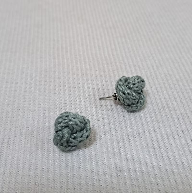 手作編織簡約質感耳環 - 小花結