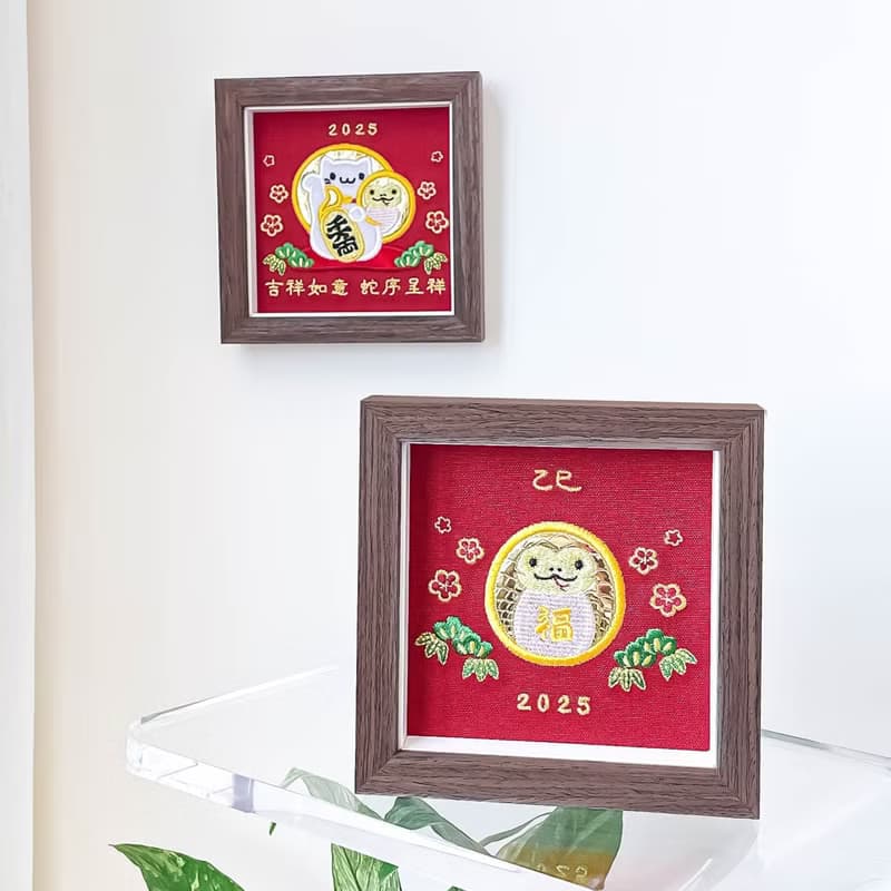 【2025 蛇巳】 招財達摩刺繡畫 共2款|實木框
