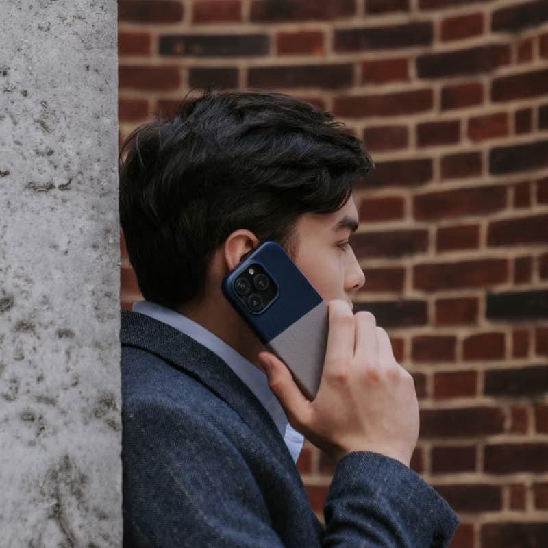 磁吸壓紋皮革手機殼 iPhone 16系列 — 海軍藍/礫石灰