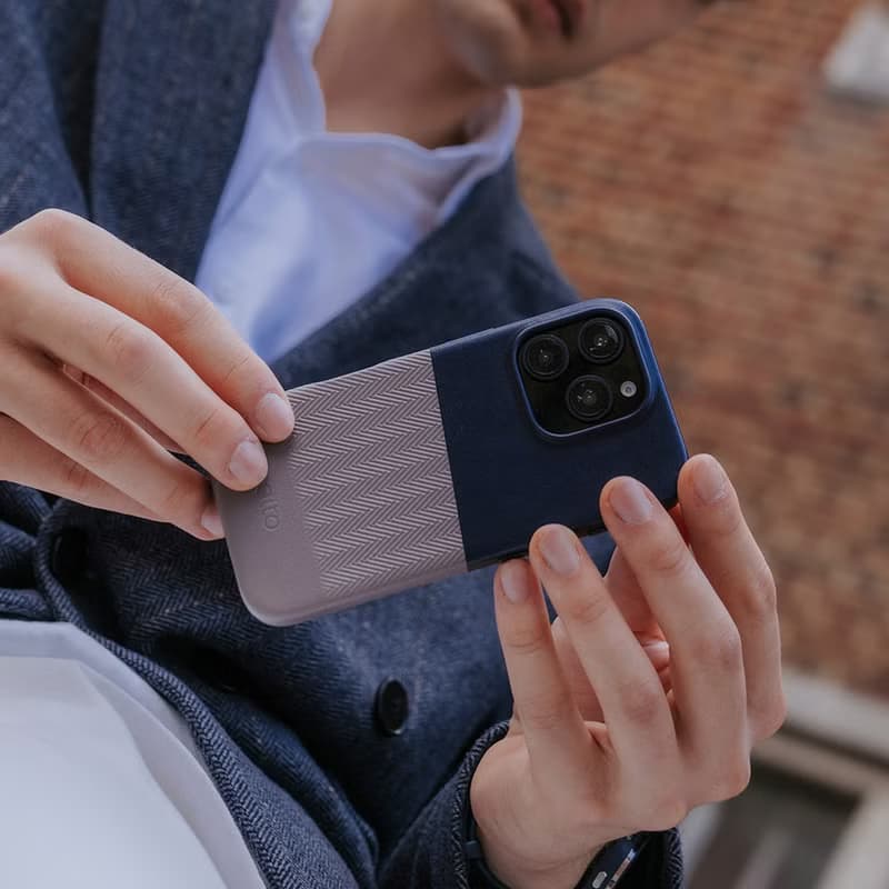 磁吸壓紋皮革手機殼 iPhone 16系列 — 海軍藍/礫石灰