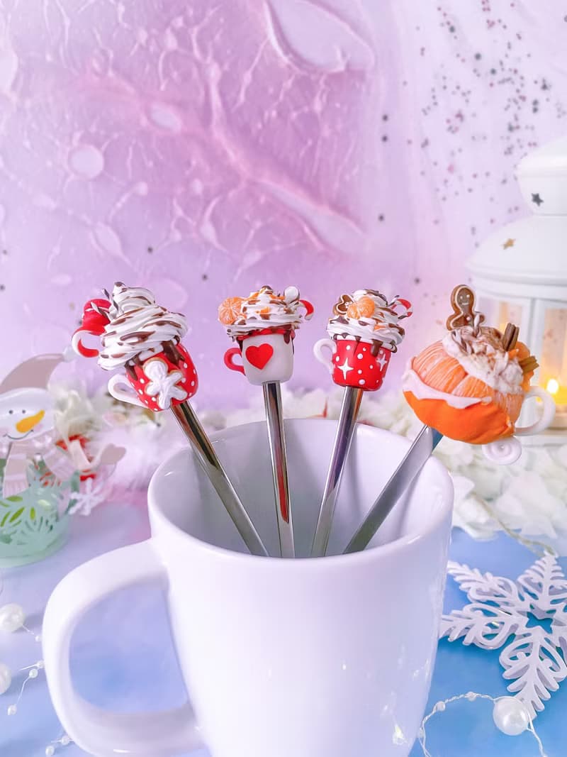 禮物的聖誕勺子。聖誕禮物的想法。給媽媽或姐姐的聖誕禮物