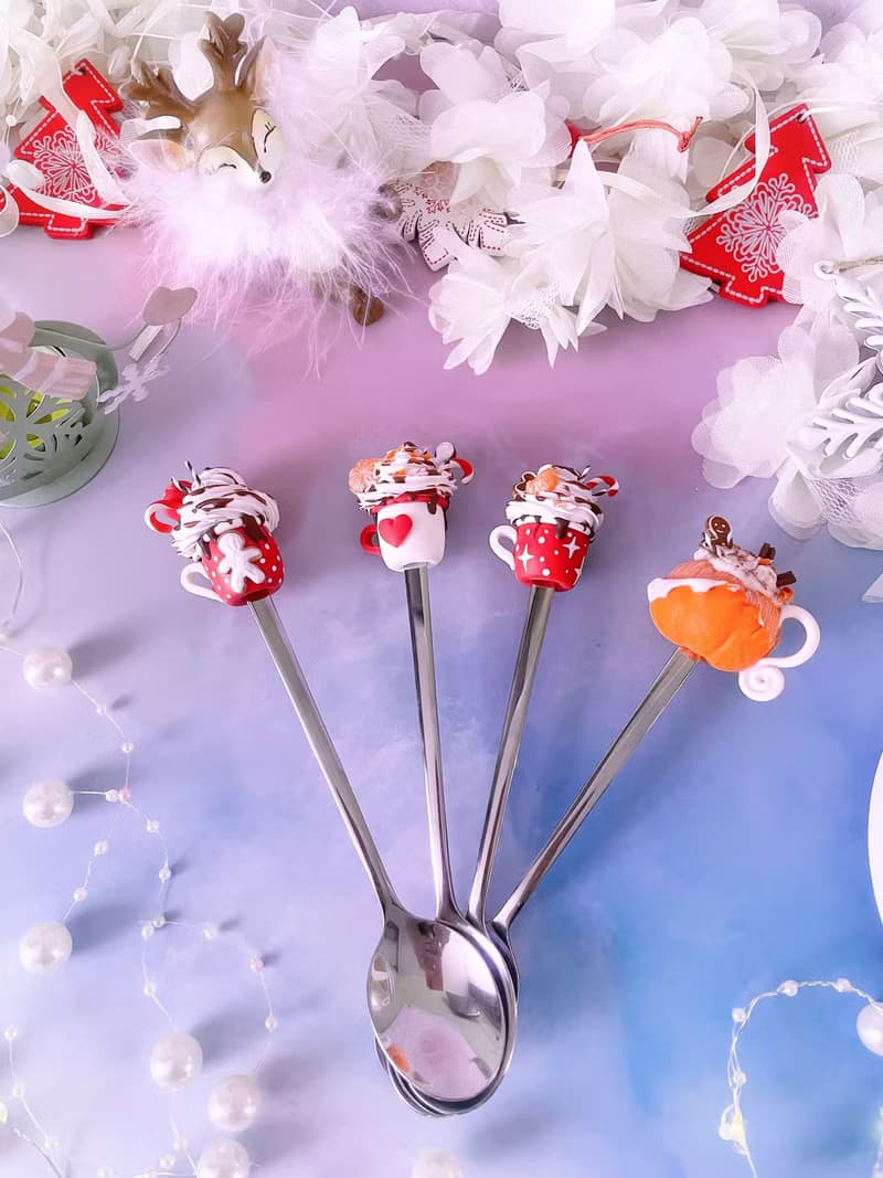 禮物的聖誕勺子。聖誕禮物的想法。給媽媽或姐姐的聖誕禮物