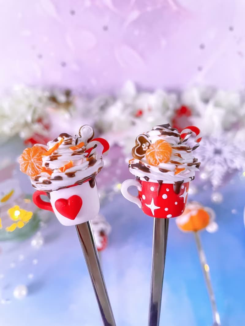 禮物的聖誕勺子。聖誕禮物的想法。給媽媽或姐姐的聖誕禮物