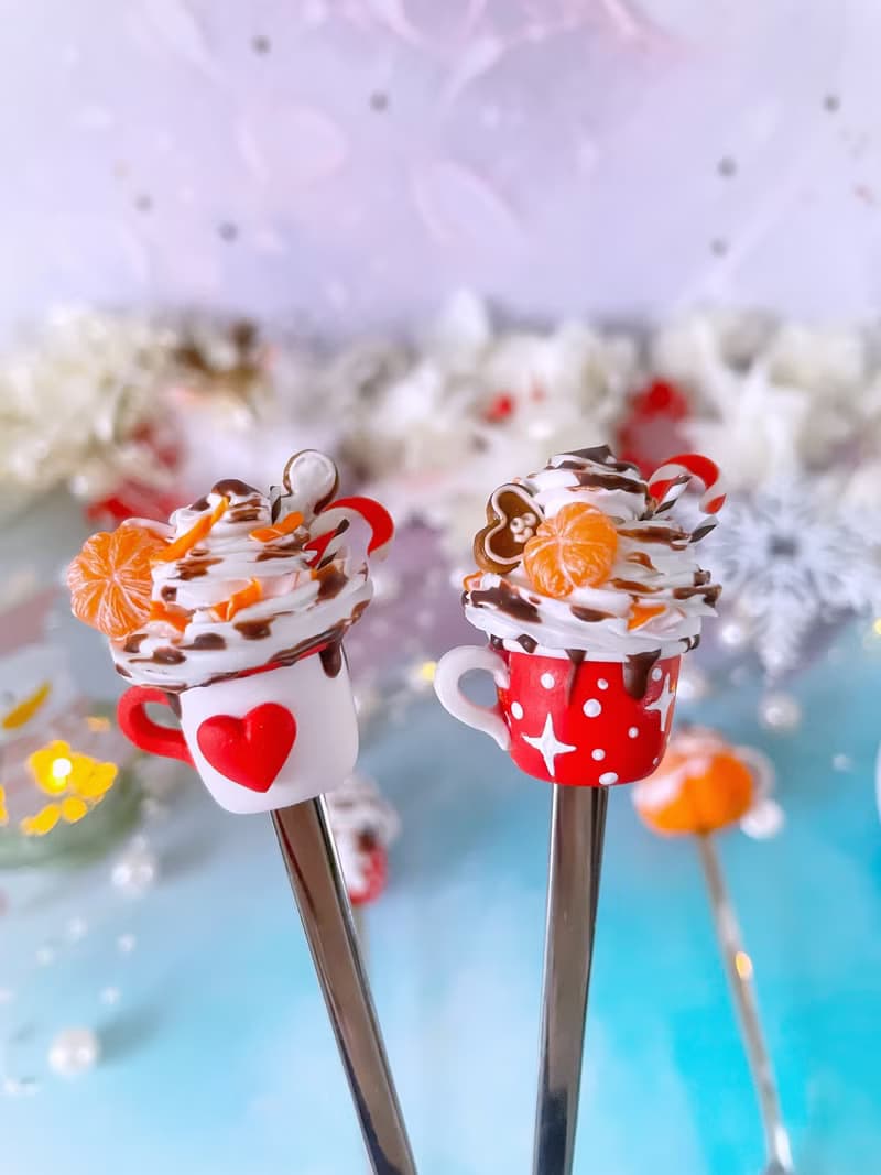 禮物的聖誕勺子。聖誕禮物的想法。給媽媽或姐姐的聖誕禮物