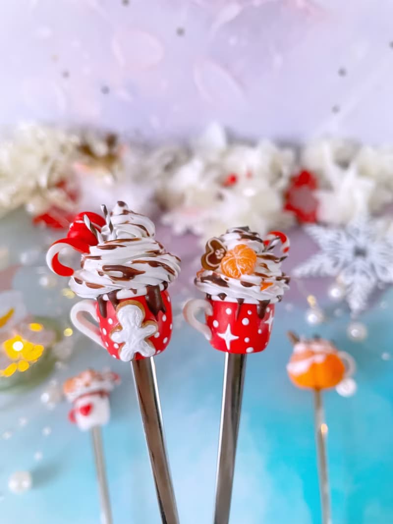 禮物的聖誕勺子。聖誕禮物的想法。給媽媽或姐姐的聖誕禮物