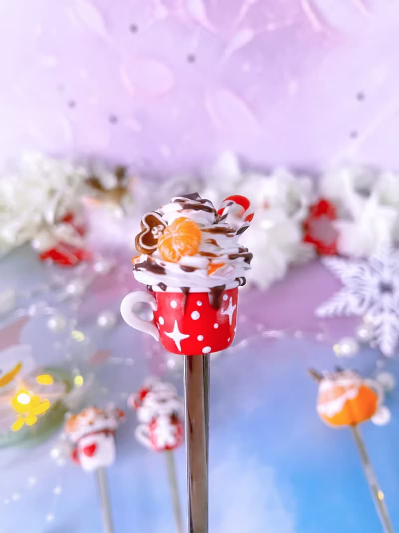 禮物的聖誕勺子。聖誕禮物的想法。給媽媽或姐姐的聖誕禮物