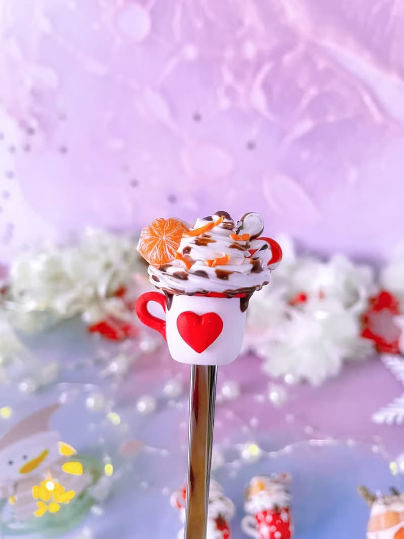 禮物的聖誕勺子。聖誕禮物的想法。給媽媽或姐姐的聖誕禮物