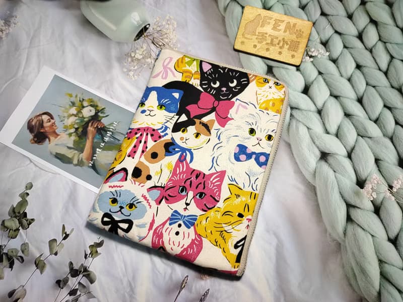 貓咪系列-日本厚棉布白底彩繪貓咪款L型拉鍊袋鋪棉-電子書保護套