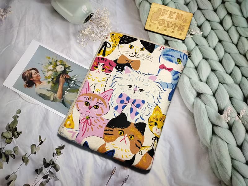 貓咪系列-日本厚棉布白底彩繪貓咪款L型拉鍊袋鋪棉-電子書保護套