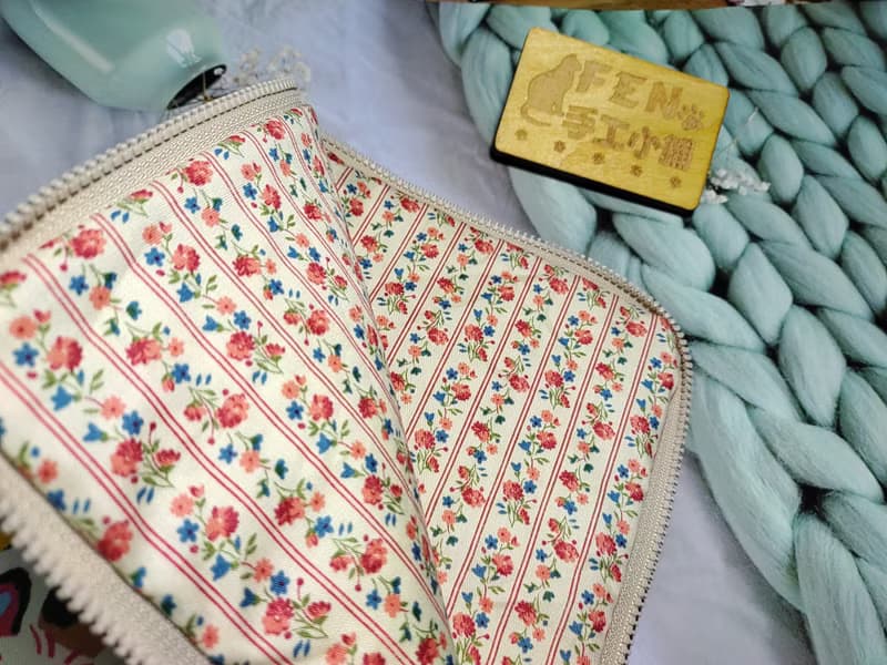 貓咪系列-日本厚棉布白底彩繪貓咪款L型拉鍊袋鋪棉-電子書保護套