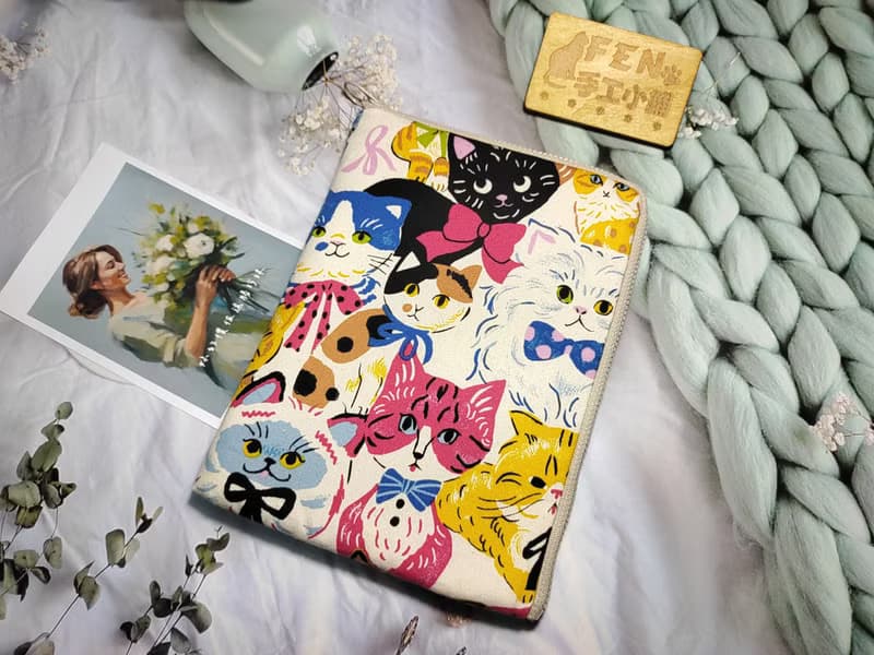 貓咪系列-日本厚棉布白底彩繪貓咪款L型拉鍊袋鋪棉-電子書保護套