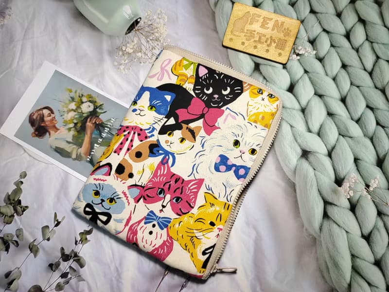 貓咪系列-日本厚棉布白底彩繪貓咪款L型拉鍊袋鋪棉-電子書保護套