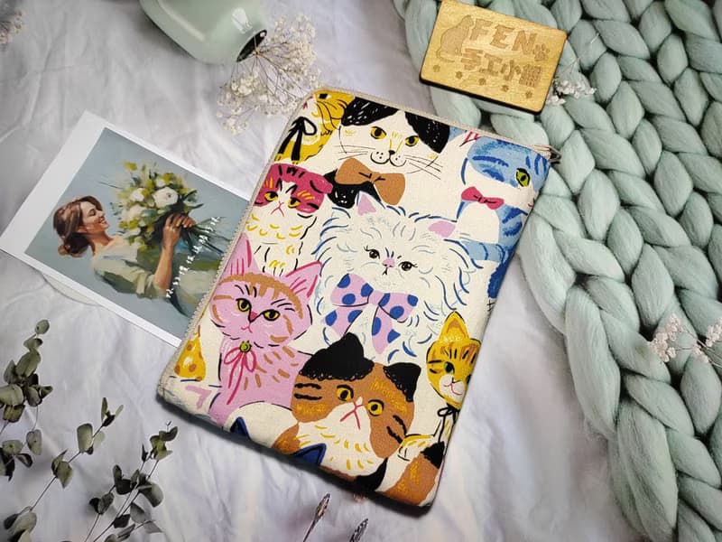 貓咪系列-日本厚棉布白底彩繪貓咪款L型拉鍊袋鋪棉-電子書保護套