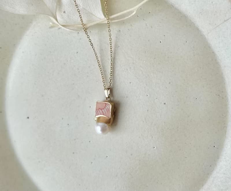 有田焼　金継ぎ　ネックレス　サージカルステンレスチェーン　アレルギー対応　18K　ピンク花柄　淡水パール　天然石　伝統工芸　No.78