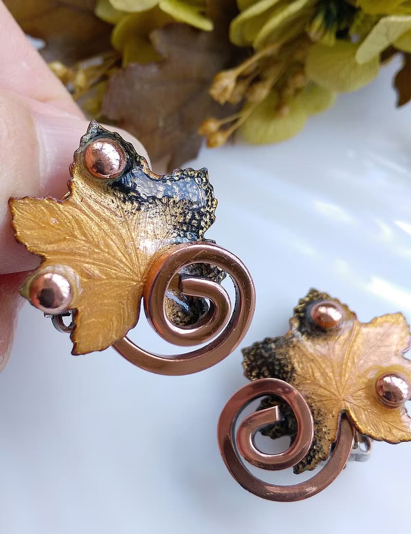 Vintage Jewelry 西洋古董飾品 MATISSE 粉橘捲葉 夾式耳環