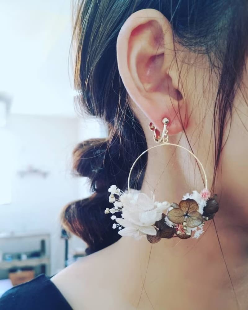 苺ショコララテをイメージしてデザインしたピアス/イヤリング