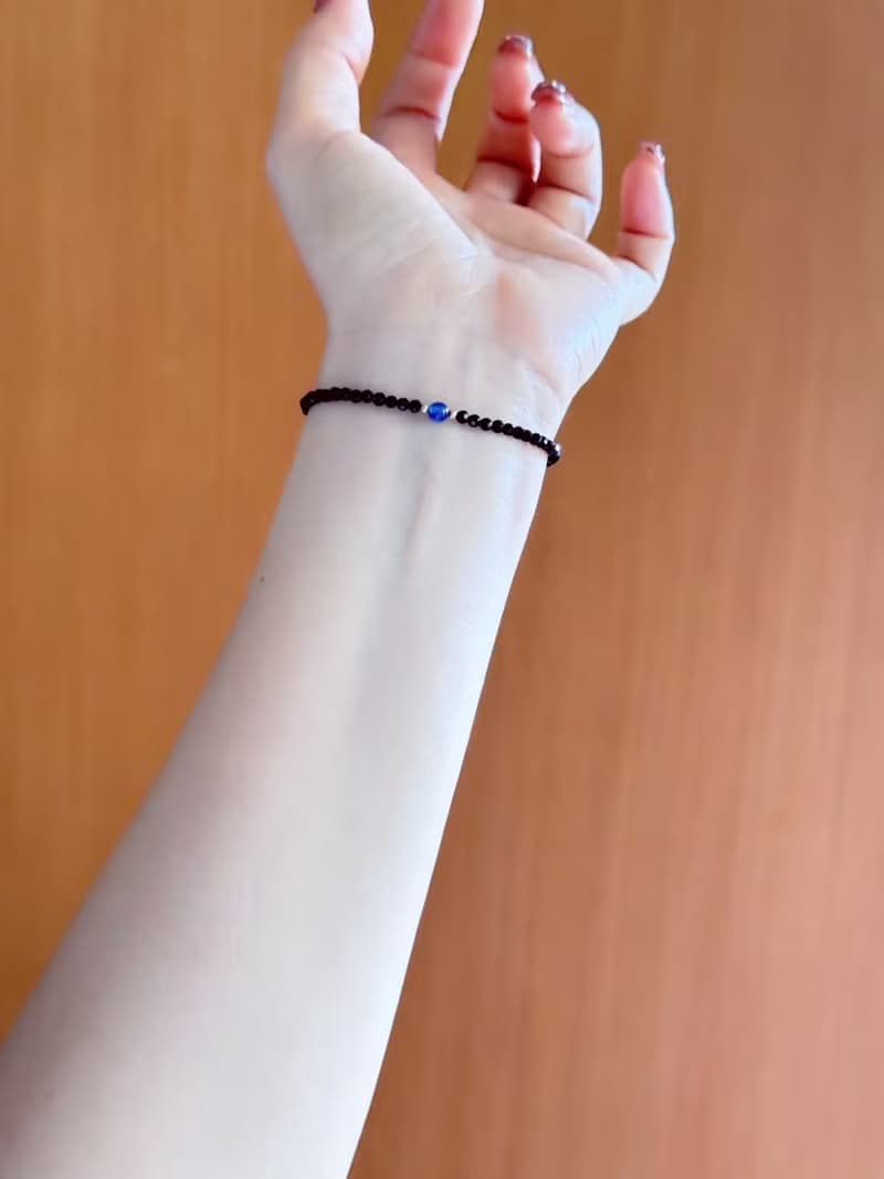 カイヤナイトとブラックスピネルのブレスレット 伸縮性タイプ