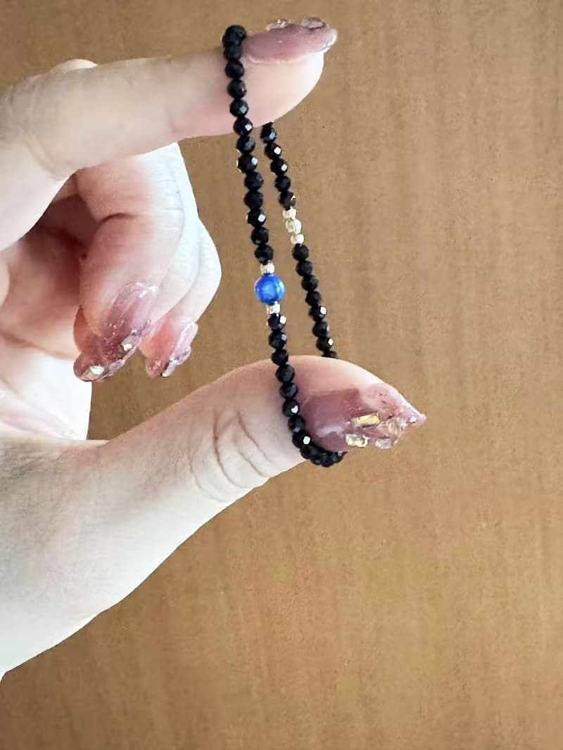カイヤナイトとブラックスピネルのブレスレット 伸縮性タイプ