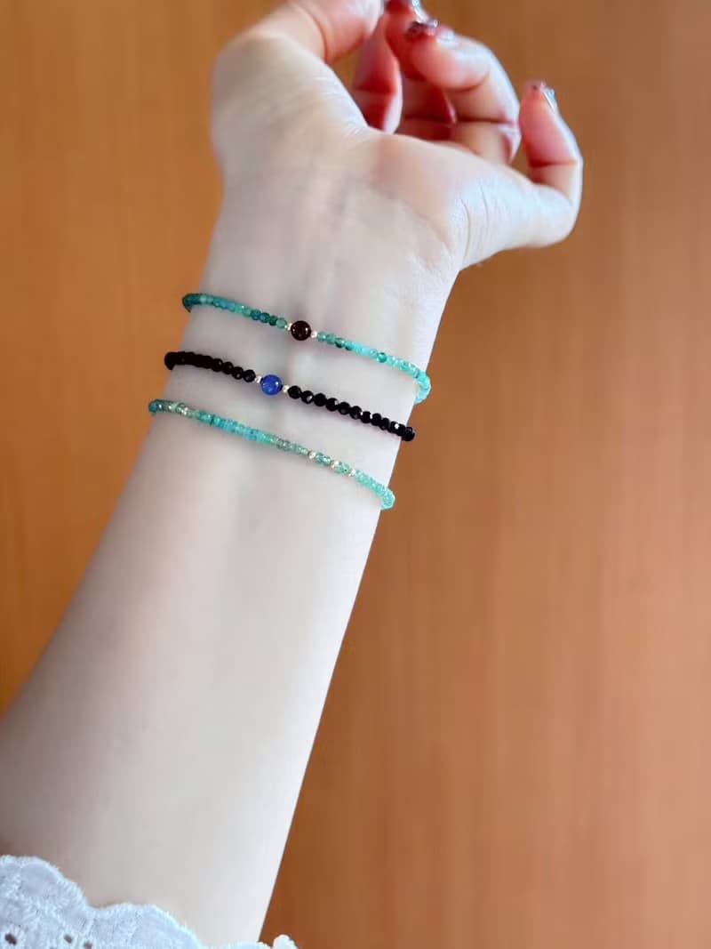 カイヤナイトとブラックスピネルのブレスレット 伸縮性タイプ