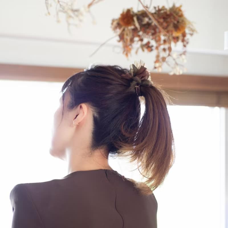 彩る咲き編みヘアゴム | チョコ