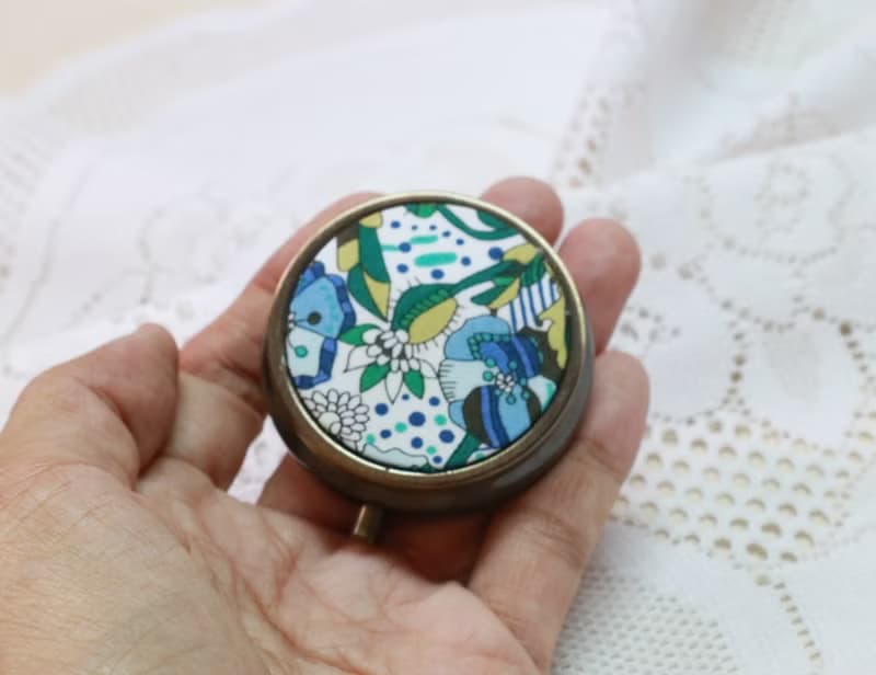 花海 古銅款 圓形 分格藥盒 迷你 隨身攜帶 小物 收納盒 藥盒