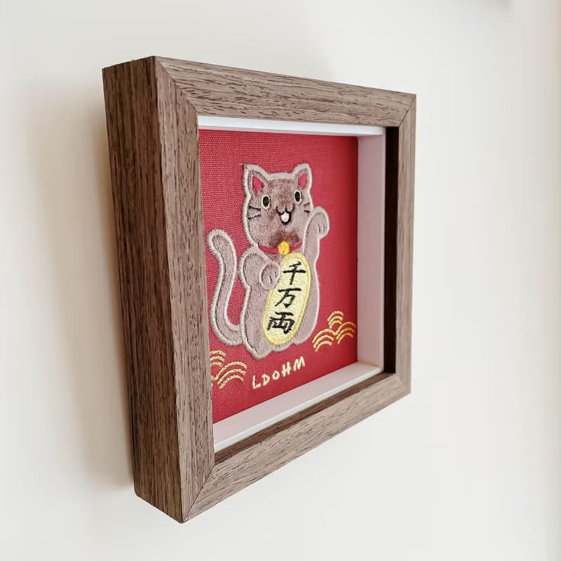 【招財貓】棕灰貓 刺繡畫|實木框|招財納福 財源廣進
