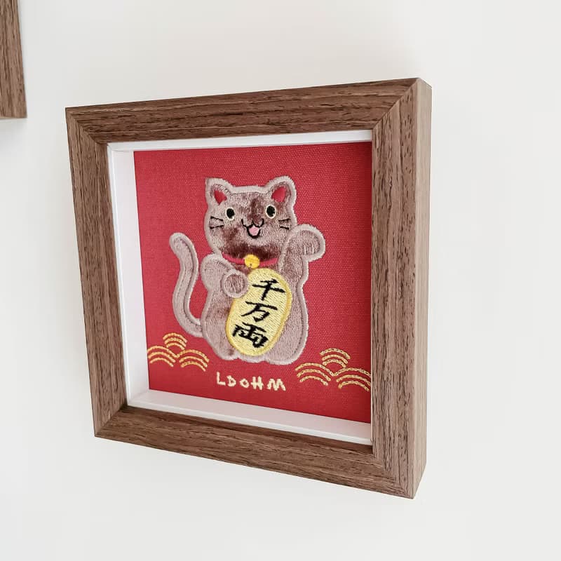 【招財貓】棕灰貓 刺繡畫|實木框|招財納福 財源廣進