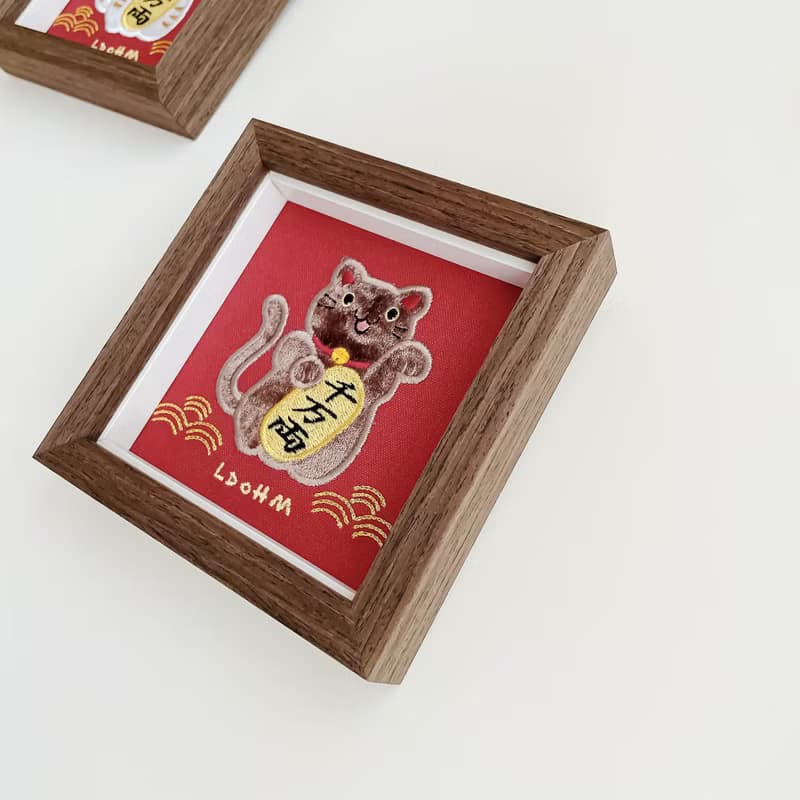 【招財貓】棕灰貓 刺繡畫|實木框|招財納福 財源廣進