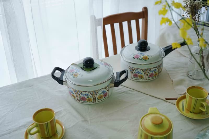 日本雜貨-昭和時代全新品白色馬賽克風格花朵珐瑯硬質兩手鍋2.2L