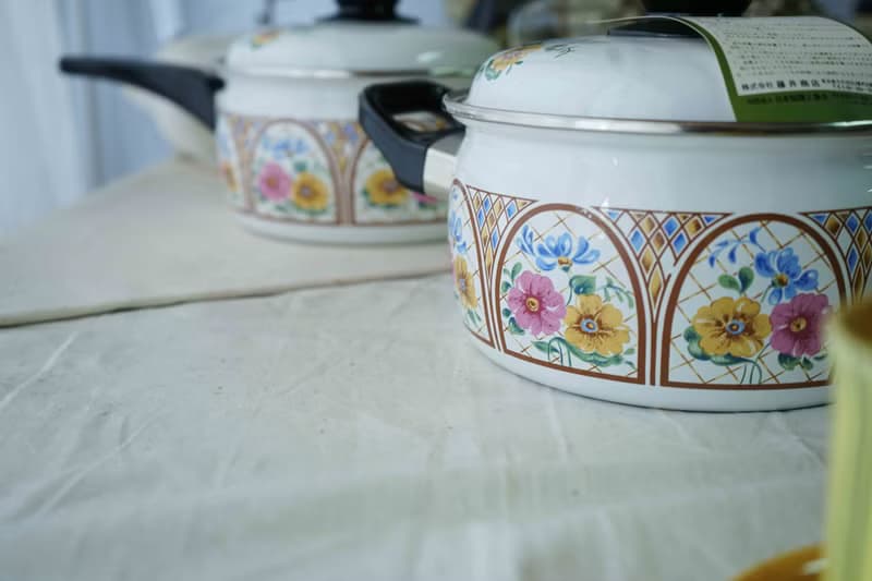 日本雜貨-昭和時代全新品白色馬賽克風格花朵珐瑯硬質兩手鍋2.2L