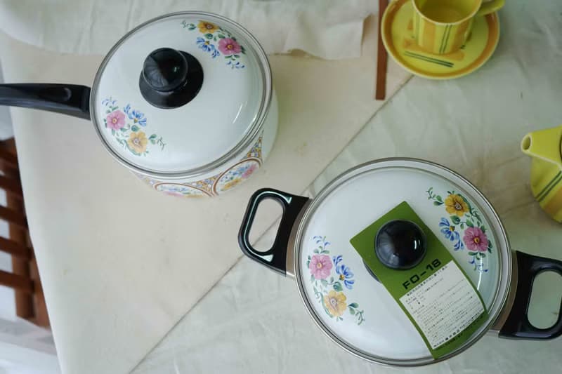 日本雜貨-昭和時代全新品白色馬賽克風格花朵珐瑯硬質兩手鍋2.2L