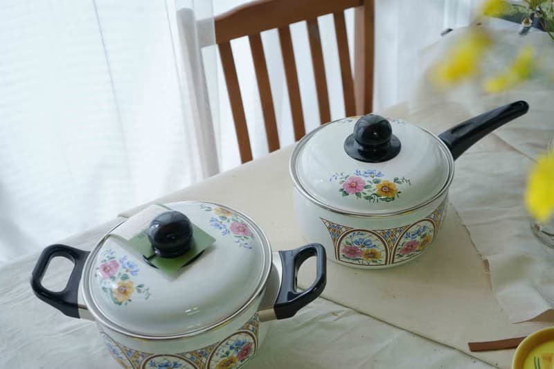 日本雜貨-昭和時代全新品白色馬賽克風格花朵珐瑯硬質兩手鍋2.2L
