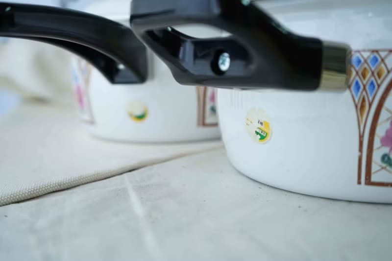 日本雜貨-昭和時代全新品白色馬賽克風格花朵珐瑯硬質兩手鍋2.2L