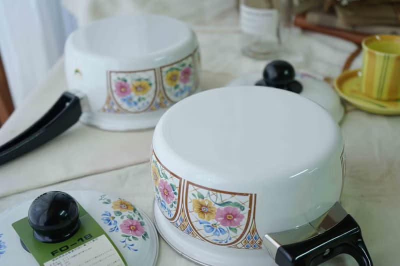 日本雜貨-昭和時代全新品白色馬賽克風格花朵珐瑯硬質兩手鍋2.2L