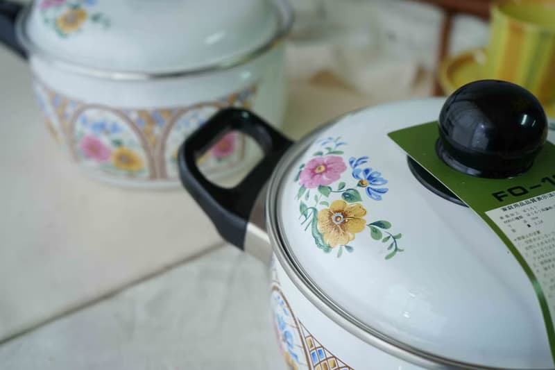 日本雜貨-昭和時代全新品白色馬賽克風格花朵珐瑯硬質兩手鍋2.2L